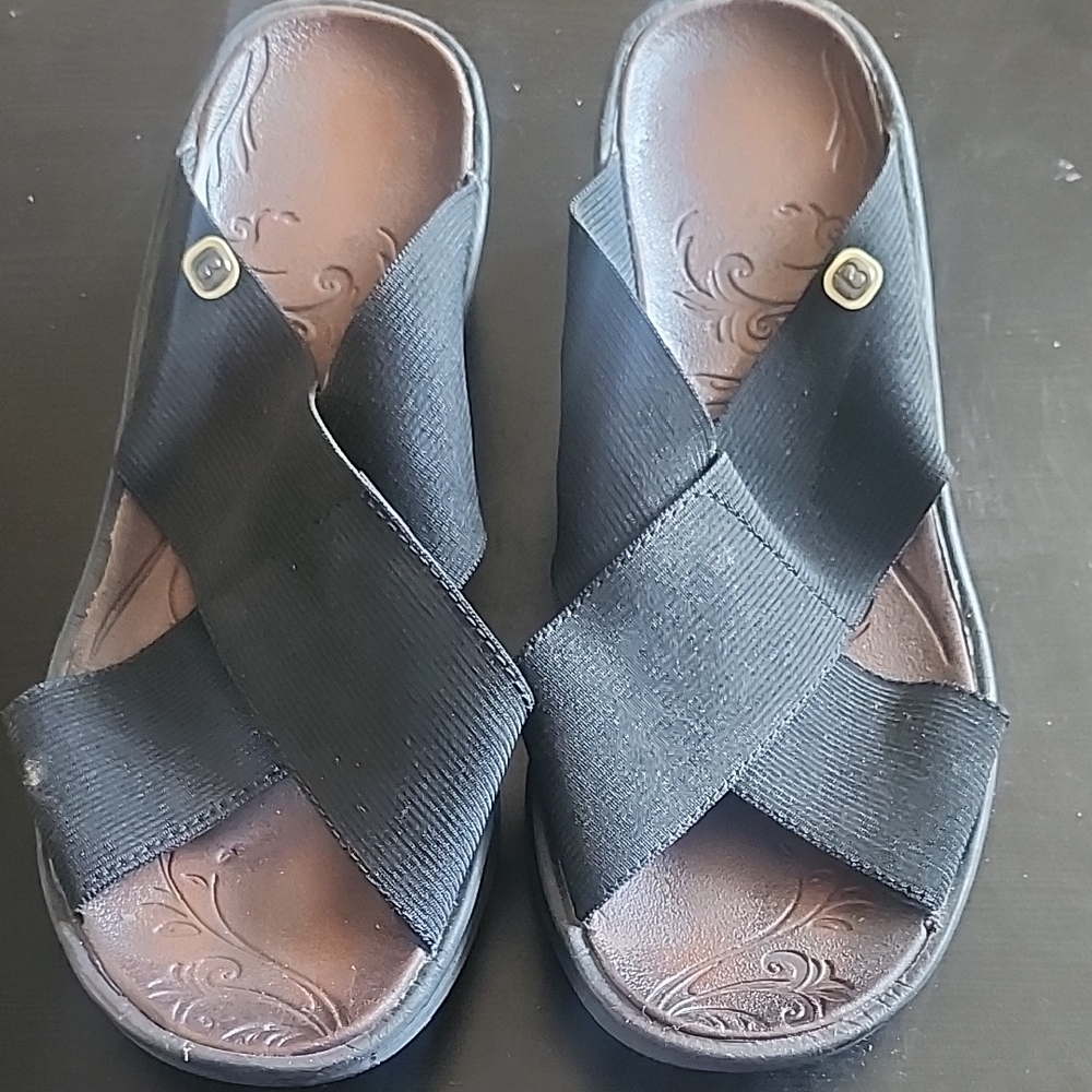 Bzees Black Women's Crisscross Sandals
